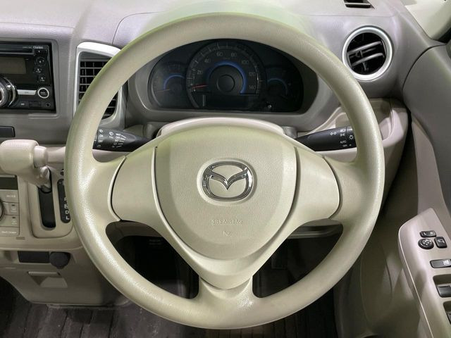 �C���e���A�ɍ��킹���f�U�C���̃X�e�A�����O�́A�^�]�������̂��Ƃ��l���A�^�]���₷���`��A�傫���ł��B�����x�A���ۂɐG���Ă��m���߂��������B