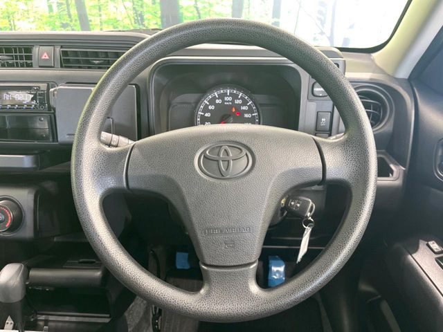 �C���e���A�ɍ��킹���f�U�C���̃X�e�A�����O�́A�^�]�������̂��Ƃ��l���A�^�]���₷���`��A�傫���ł��B�����x�A���ۂɐG���Ă��m���߂��������B