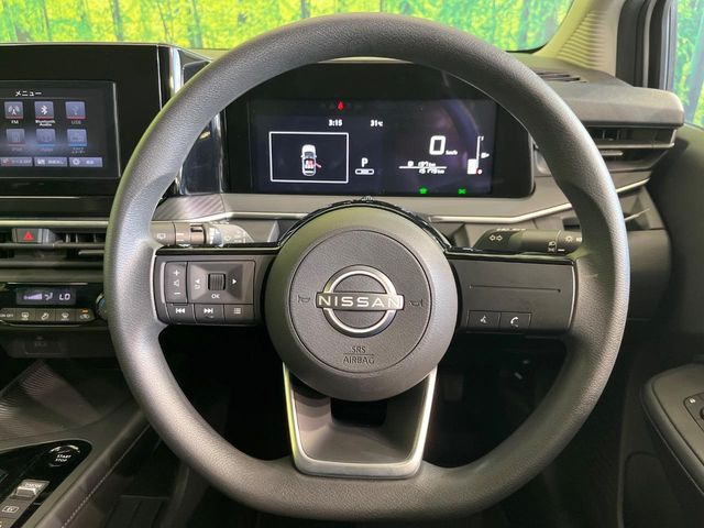 �C���e���A�ɍ��킹���f�U�C���̃X�e�A�����O�́A�^�]�������̂��Ƃ��l���A�^�]���₷���`��A�傫���ł��B�����x�A���ۂɐG���Ă��m���߂��������B