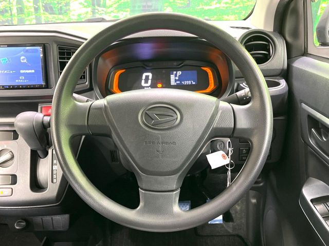 インテリアに合わせたデザインのステアリングは、運転される方のことも考え、運転しやすい形状、大きさです。是非一度、実際に触ってお確かめください。