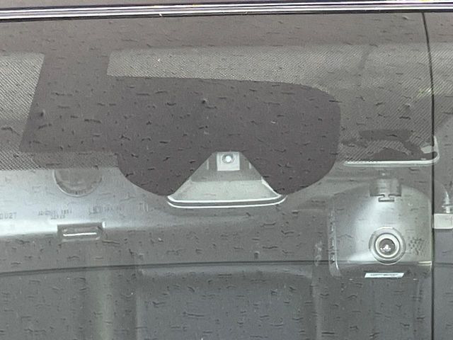【エマージェンシーブレーキ】走行中に前方の車両等を認識し、衝突しそうな時は警報とブレーキで衝突回避と被害軽減をアシスト。より安全にドライブをお楽しみいただけます。