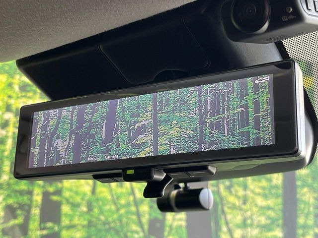 【インテリジェントルームミラー】後席の大きな荷物や同乗者で後方が確認しづらい時でも安心!カメラが撮影した車両後方の映像をルームミラー内に表示。クリアな視界で状況の確認が可能です!