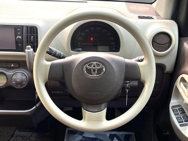 �C���e���A�ɍ��킹���f�U�C���̃X�e�A�����O�́A�^�]�������̂��Ƃ��l���A�^�]���₷���`��A�傫���ł��B�����x�A���ۂɐG���Ă��m���߂��������B