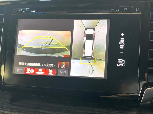 【マルチビューカメラシステム】専用のカメラにより、上から見下ろしたような視点で360度クルマの周囲を確認することができます☆死角部分も確認しやすく、狭い場所での切り返しや駐車もスムーズに行えます。