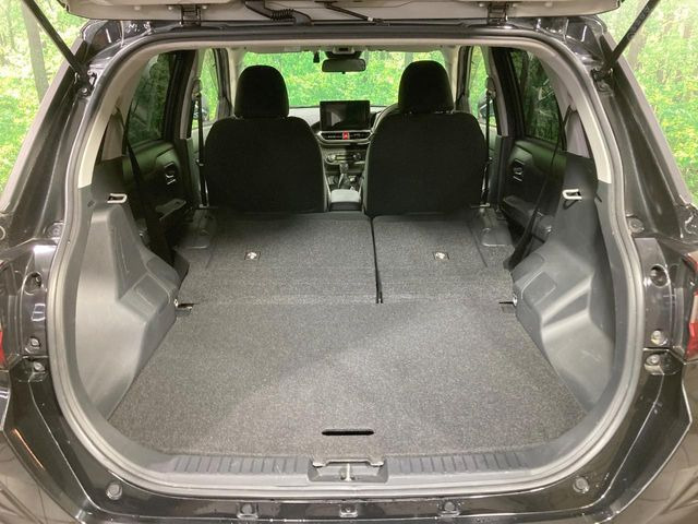 普段のお買い物や通勤、送迎等に十分な荷室スペースを確保しております。セカンドシートを倒すと、大きな荷物の積載も可能です♪