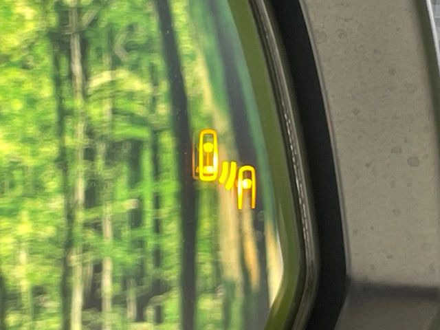 【ブラインドスポットモニター】走行中、ドアミラーの死角になりやすい箇所に後続車が接近するとサイドミラーのレンズに警告を表示!ドライバーに注意喚起をしてくれます。