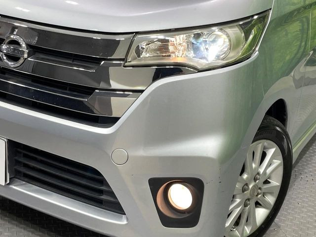 【HIDヘッドライト】非常に明るく前方を照らしてくれるので、悪天候や夜間の走行時も視界良好で安心してお乗りいただけます。