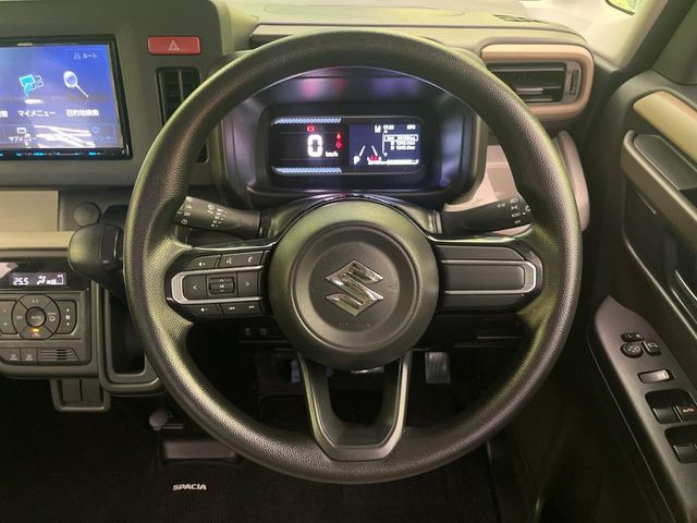 �C���e���A�ɍ��킹���f�U�C���̃X�e�A�����O�́A�^�]�������̂��Ƃ��l���A�^�]���₷���`��A�傫���ł��B�����x�A���ۂɐG���Ă��m���߂��������B