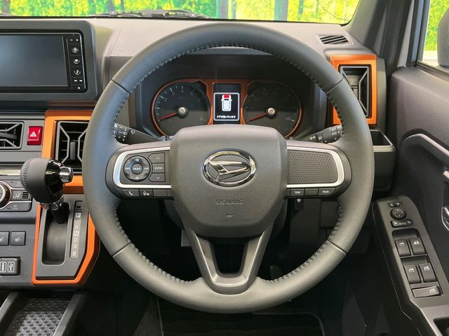 �C���e���A�ɍ��킹���f�U�C���̃X�e�A�����O�́A�^�]�������̂��Ƃ��l���A�^�]���₷���`��A�傫���ł��B�����x�A���ۂɐG���Ă��m���߂��������B