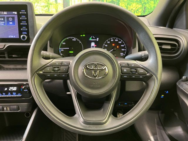 �C���e���A�ɍ��킹���f�U�C���̃X�e�A�����O�́A�^�]�������̂��Ƃ��l���A�^�]���₷���`��A�傫���ł��B�����x�A���ۂɐG���Ă��m���߂��������B