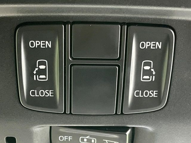 【両側パワースライドドア】スマートキーや運転席のスイッチで後席両側スライドドアの開閉が可能♪電動だから力を入れてドアを開ける必要が無く、小さなお子様でも簡単に開け閉めでき快適です♪