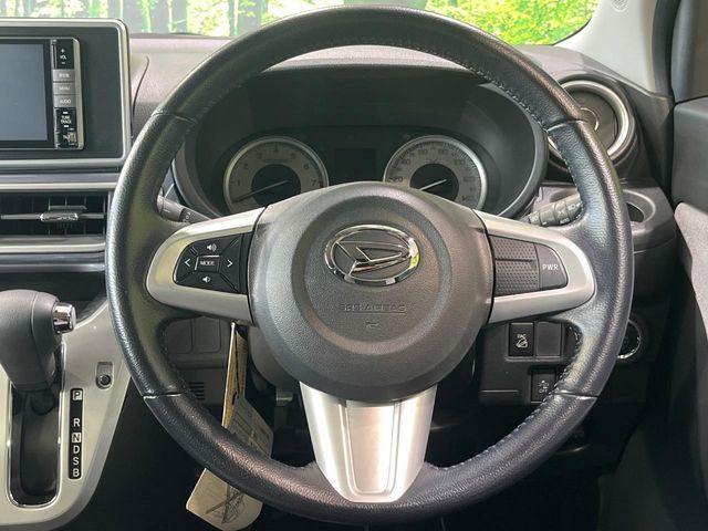 �C���e���A�ɍ��킹���f�U�C���̃X�e�A�����O�́A�^�]�������̂��Ƃ��l���A�^�]���₷���`��A�傫���ł��B�����x�A���ۂɐG���Ă��m���߂��������B