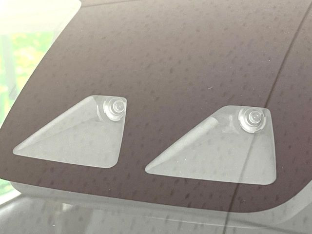 【スマートアシスト】走行中に前方の車両等を認識し、衝突しそうな時は警報とブレーキで衝突回避と被害軽減をアシスト。より安全にドライブをお楽しみいただけます。