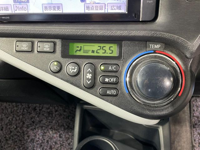 【オートエアコン】一度お好みの温度に設定すれば、車内の温度を検知し風量や温度を自動で調整。暑い&hellip;寒い&hellip;と何度もスイッチ操作をする必要はありません。快適な車内空間には必須の機能ですね♪