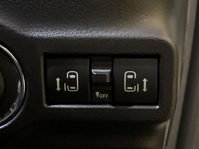 【両側パワースライドドア】スマートキーや運転席のスイッチで後席両側スライドドアの開閉が可能♪電動だから力を入れてドアを開ける必要が無く、小さなお子様でも簡単に開け閉めでき快適です♪