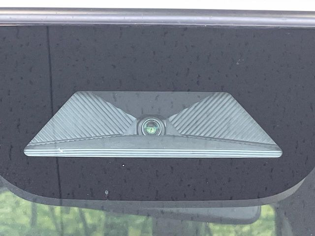 【ホンダセンシング】走行中に前方の車両等を認識し、衝突しそうな時は警報とブレーキで衝突回避と被害軽減をアシスト。より安全にドライブをお楽しみいただけます。