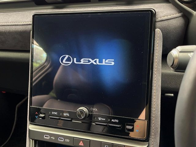 �y9.8�C���` �f�B�X�v���C�I�[�f�B�I�z���ʂ̃f�B�X�v���C��AppleCarPlay��AndroidAuto�����p�\�B�傫�ȉ�ʂŃX�}�z�i�r�A�v���������p���������܂���