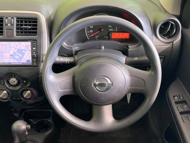 �C���e���A�ɍ��킹���f�U�C���̃X�e�A�����O�́A�^�]�������̂��Ƃ��l���A�^�]���₷���`��A�傫���ł��B�����x�A���ۂɐG���Ă��m���߂��������B