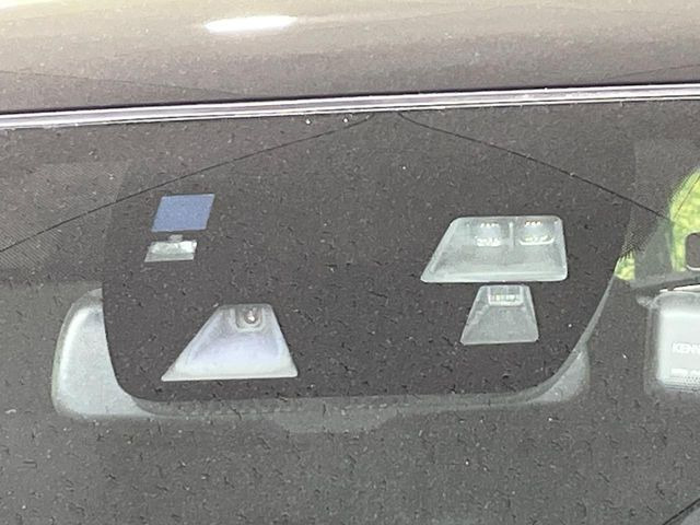 【i-ACTIVESENSE】走行中に前方の車両等を認識し、衝突しそうな時は警報とブレーキで衝突回避と被害軽減をアシスト。より安全にドライブをお楽しみいただけます。