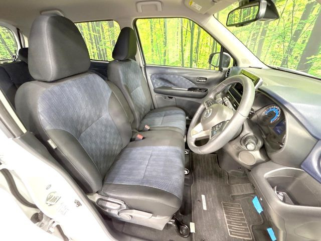 運転席シート廻りは使用感も少なく、良好な状態となっています。前オーナー様が丁寧に使っていたことがよくわかりますね。