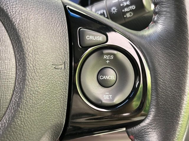 【クルーズコントロール】高速道路もラクラク走行。アクセルを離しても一定速度で走行ができ、長距離運転時の負担を軽減!加速・減速も簡単なスイッチ操作で調整できます。