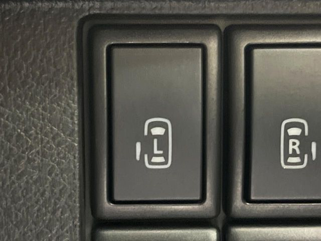【両側パワースライドドア】スマートキーや運転席のスイッチで後席両側スライドドアの開閉が可能♪電動だから力を入れてドアを開ける必要が無く、小さなお子様でも簡単に開け閉めでき快適です♪