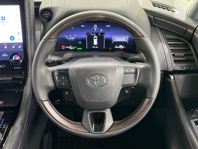 �C���e���A�ɍ��킹���f�U�C���̃X�e�A�����O�́A�^�]�������̂��Ƃ��l���A�^�]���₷���`��A�傫���ł��B�����x�A���ۂɐG���Ă��m���߂��������B