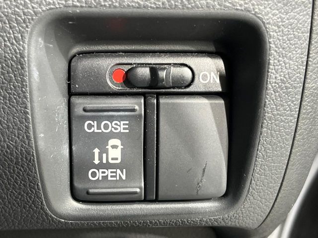 【パワースライドドア】スマートキーや運転席のスイッチでスライドドアの開閉が可能♪電動だから力を入れてドアを開ける必要が無く、小さいお子様でも、重い荷物を持っている時もラクに開け閉めできます♪