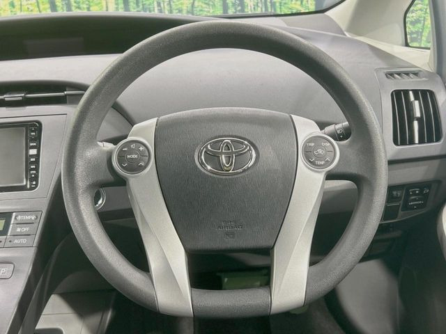 �C���e���A�ɍ��킹���f�U�C���̃X�e�A�����O�́A�^�]�������̂��Ƃ��l���A�^�]���₷���`��A�傫���ł��B�����x�A���ۂɐG���Ă��m���߂��������B