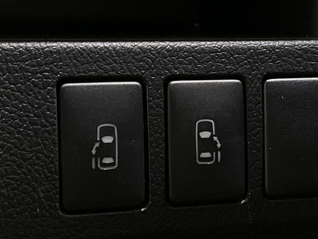 【両側パワースライドドア】スマートキーや運転席のスイッチで後席両側スライドドアの開閉が可能♪電動だから力を入れてドアを開ける必要が無く、小さなお子様でも簡単に開け閉めでき快適です♪