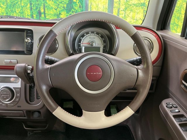 �C���e���A�ɍ��킹���f�U�C���̃X�e�A�����O�́A�^�]�������̂��Ƃ��l���A�^�]���₷���`��A�傫���ł��B�����x�A���ۂɐG���Ă��m���߂��������B