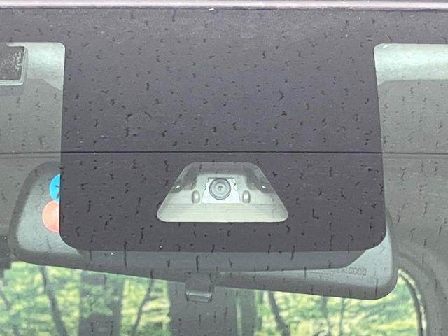 【スマートアシスト2】走行中に前方の車両等を認識し、衝突しそうな時は警報とブレーキで衝突回避と被害軽減をアシスト。より安全にドライブをお楽しみいただけます。