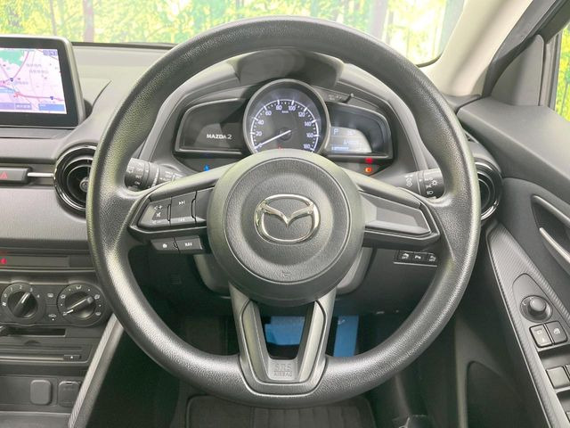 �C���e���A�ɍ��킹���f�U�C���̃X�e�A�����O�́A�^�]�������̂��Ƃ��l���A�^�]���₷���`��A�傫���ł��B�����x�A���ۂɐG���Ă��m���߂��������B