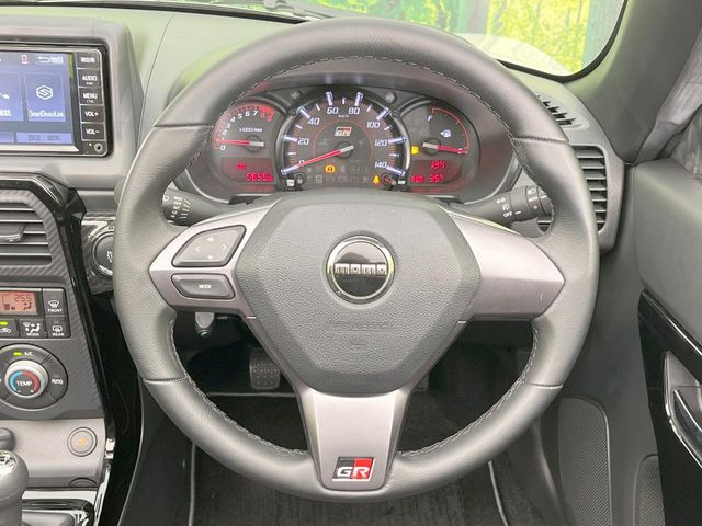 �C���e���A�ɍ��킹���f�U�C���̃X�e�A�����O�́A�^�]�������̂��Ƃ��l���A�^�]���₷���`��A�傫���ł��B�����x�A���ۂɐG���Ă��m���߂��������B
