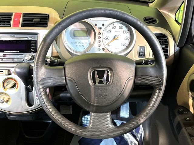 �C���e���A�ɍ��킹���f�U�C���̃X�e�A�����O�́A�^�]�������̂��Ƃ��l���A�^�]���₷���`��A�傫���ł��B�����x�A���ۂɐG���Ă��m���߂��������B