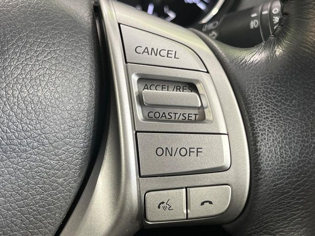 【クルーズコントロール】高速道路もラクラク走行。アクセルを離しても一定速度で走行ができ、長距離運転時の負担を軽減!加速・減速も簡単なスイッチ操作で調整できます。