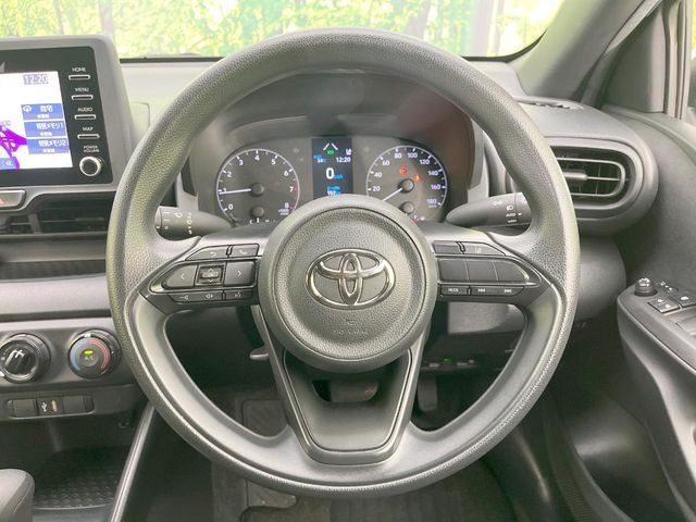 �C���e���A�ɍ��킹���f�U�C���̃X�e�A�����O�́A�^�]�������̂��Ƃ��l���A�^�]���₷���`��A�傫���ł��B�����x�A���ۂɐG���Ă��m���߂��������B