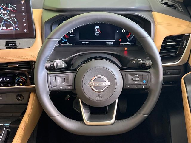 �C���e���A�ɍ��킹���f�U�C���̃X�e�A�����O�́A�^�]�������̂��Ƃ��l���A�^�]���₷���`��A�傫���ł��B�����x�A���ۂɐG���Ă��m���߂��������B