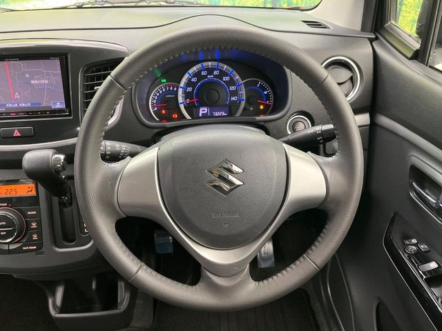 インテリアに合わせたデザインのステアリングは、運転される方のことも考え、運転しやすい形状、大きさです。是非一度、実際に触ってお確かめください。