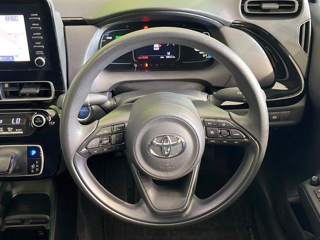 �C���e���A�ɍ��킹���f�U�C���̃X�e�A�����O�́A�^�]�������̂��Ƃ��l���A�^�]���₷���`��A�傫���ł��B�����x�A���ۂɐG���Ă��m���߂��������B