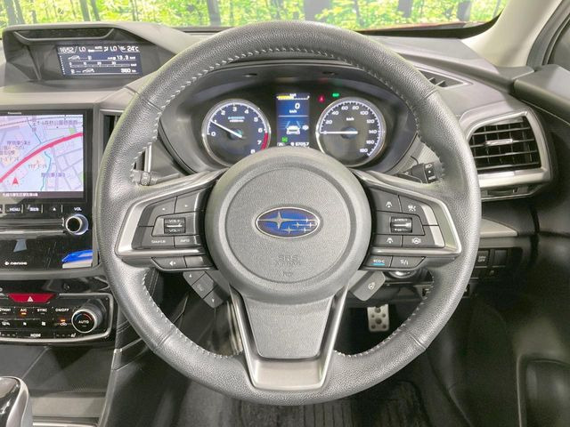 �C���e���A�ɍ��킹���f�U�C���̃X�e�A�����O�́A�^�]�������̂��Ƃ��l���A�^�]���₷���`��A�傫���ł��B�����x�A���ۂɐG���Ă��m���߂��������B