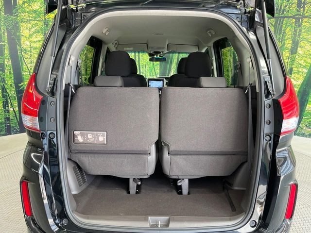 普段のお買い物や通勤、送迎等に十分な荷室スペースを確保しております。セカンドシートを倒すと、大きな荷物の積載も可能です♪