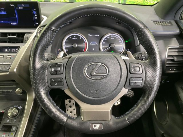 【ステアリングヒーター】冬場に冷たくなりやすい革巻きステアリングを、スイッチ一つで素早く適温に!エアコンよりも早く温まってくれるので、寒い日の運転も快適になりますね♪