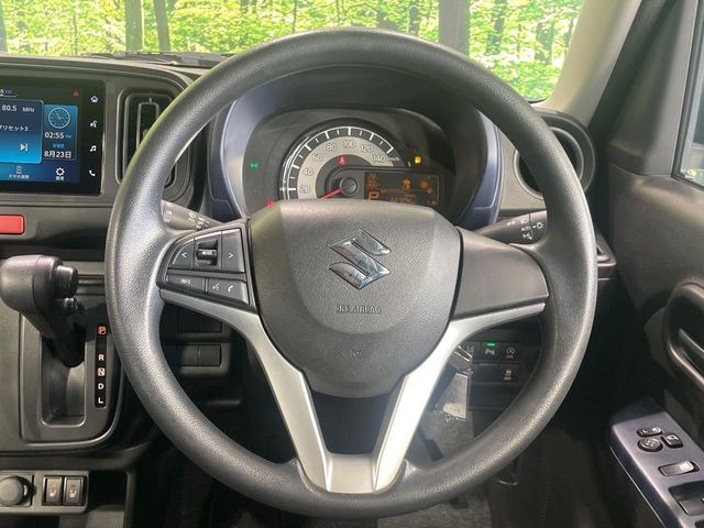 �C���e���A�ɍ��킹���f�U�C���̃X�e�A�����O�́A�^�]�������̂��Ƃ��l���A�^�]���₷���`��A�傫���ł��B�����x�A���ۂɐG���Ă��m���߂��������B
