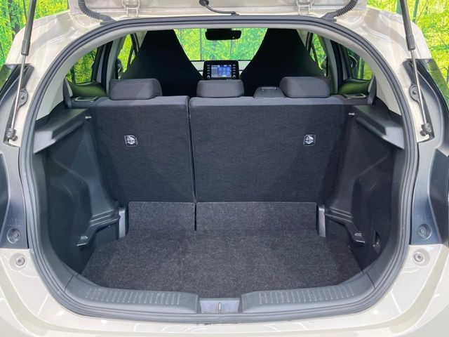 ���i�̂���������ʋ΁A���}���ɏ\���ȉ׎��X�y�[�X���m�ۂ��Ă���܂��B�Z�J���h�V�[�g��|���ƁA�傫�ȉו��̐ύڂ��\�ł���