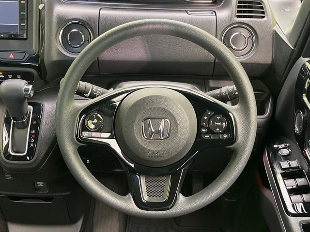 【ステアリングスイッチ】運転中、前方から目線をそらすことなく、オーディオ等の操作が可能な便利機能!安心&快適なドライブを演出してくれます♪