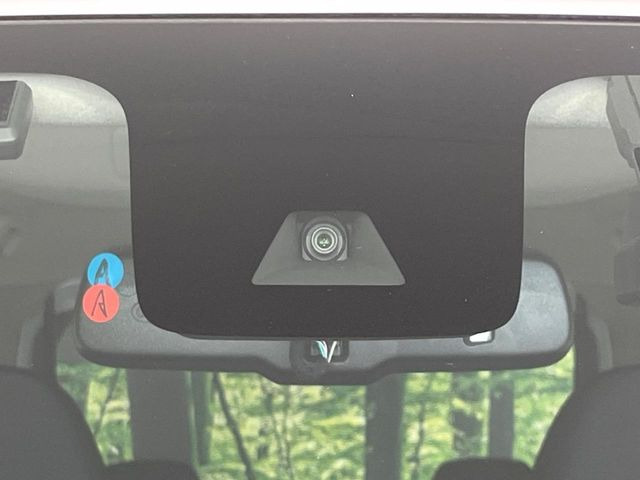 【エマージェンシーブレーキ】走行中に前方の車両等を認識し、衝突しそうな時は警報とブレーキで衝突回避と被害軽減をアシスト。より安全にドライブをお楽しみいただけます。