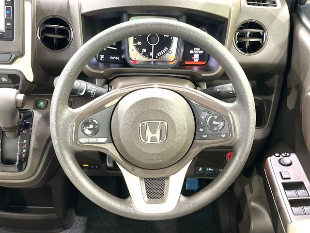 �C���e���A�ɍ��킹���f�U�C���̃X�e�A�����O�́A�^�]�������̂��Ƃ��l���A�^�]���₷���`��A�傫���ł��B�����x�A���ۂɐG���Ă��m���߂��������B