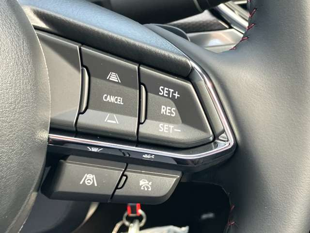 レーダークルーズコントロール!追従式のクルコンです!高速道路走行時アクセル操作なく設定の速度をキープ前に車がいればその車に合わせて速度調整してくれます!