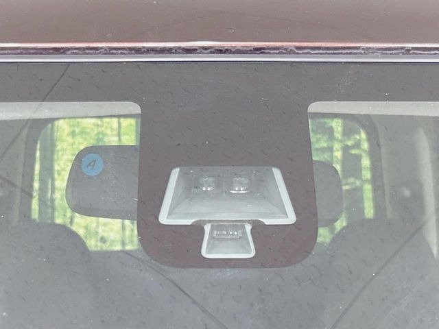 【エマージェンシーブレーキ】走行中に前方の車両等を認識し、衝突しそうな時は警報とブレーキで衝突回避と被害軽減をアシスト。より安全にドライブをお楽しみいただけます。